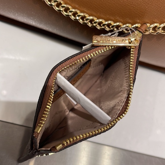 Michael Kors Jet Set Travel Medium Top Zip Card Case Wallet

Brown 
NWT - Picture 11 of 16